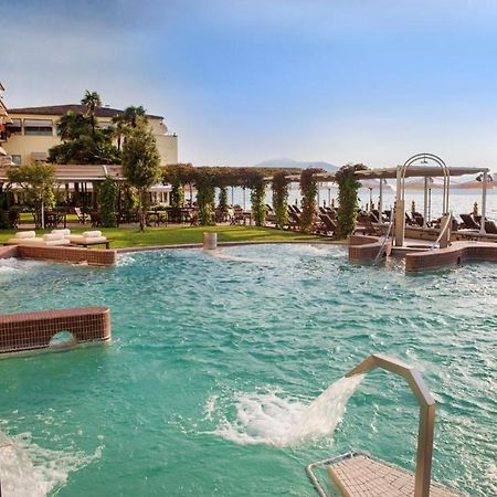 泰尔梅大酒店 西尔米奥奈 外观 照片 The swimming pool at the hotel
