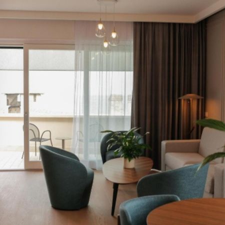 泰尔梅大酒店 西尔米奥奈 外观 照片 A living room in a modern apartment