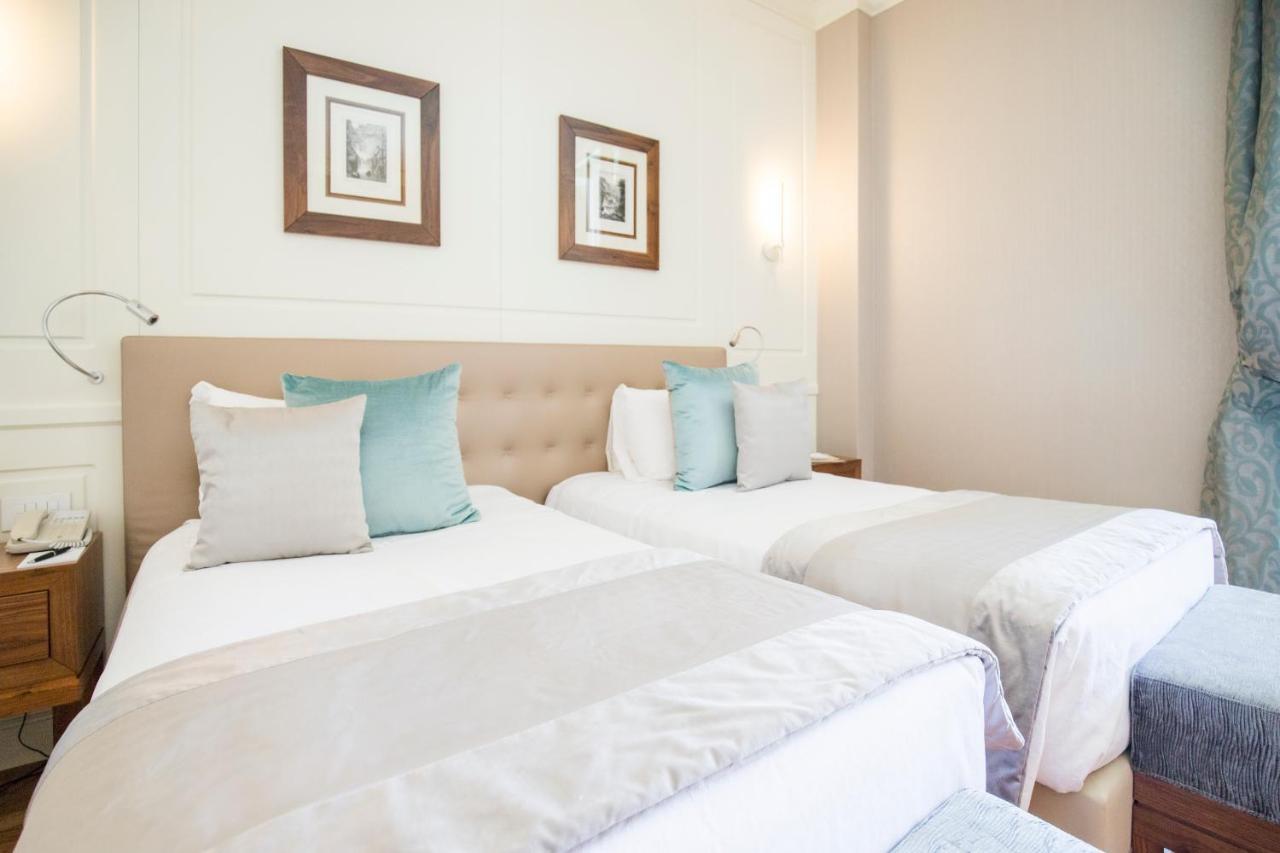 泰尔梅大酒店 西尔米奥奈 外观 照片 A bedroom at the hotel