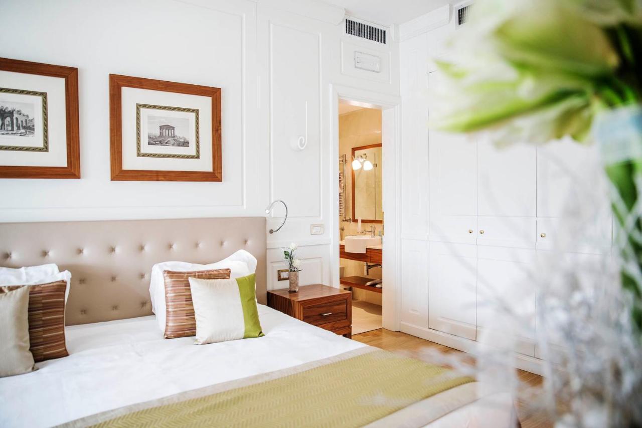 泰尔梅大酒店 西尔米奥奈 外观 照片 A bedroom at the hotel