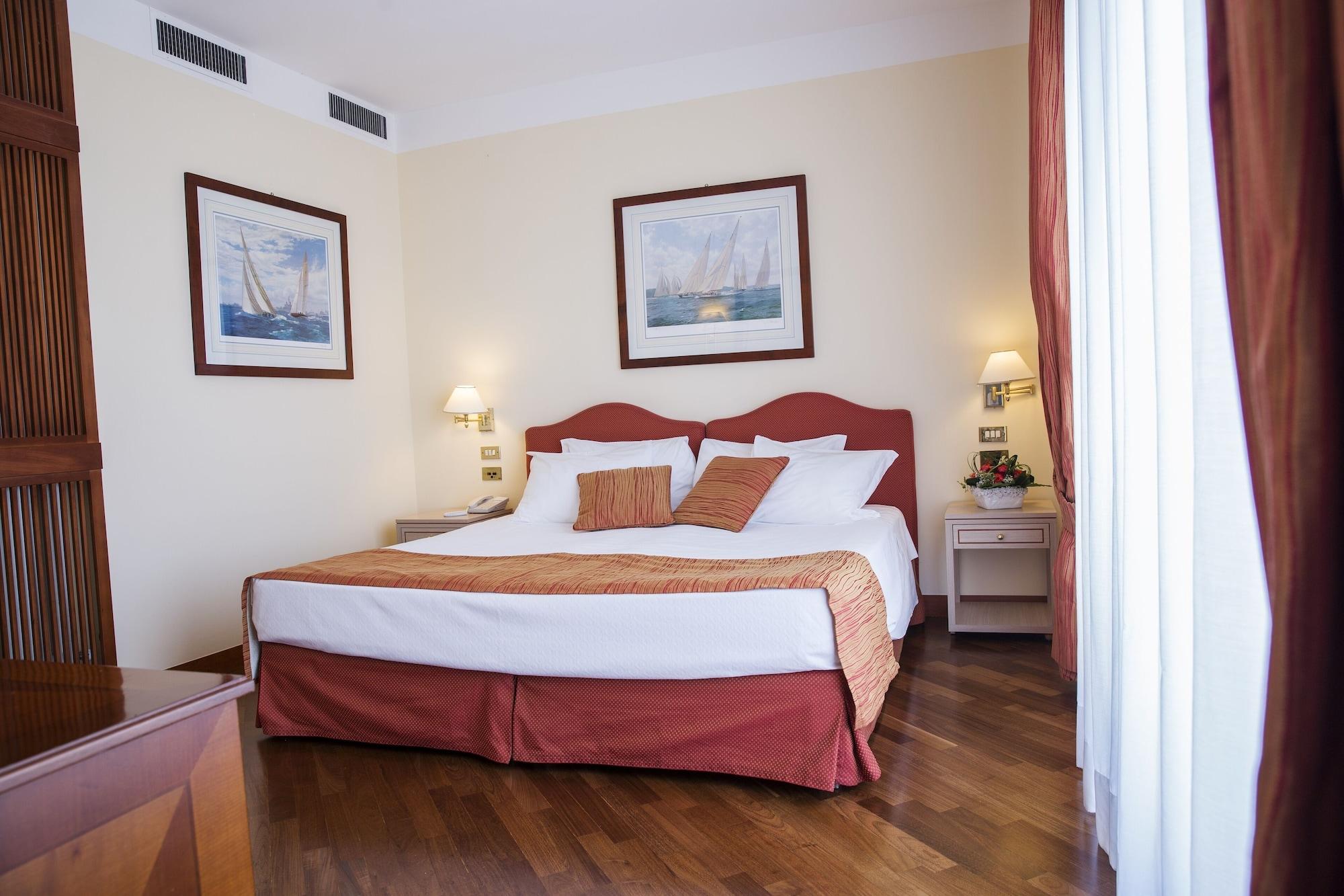 泰尔梅大酒店 西尔米奥奈 外观 照片 A room at the hotel