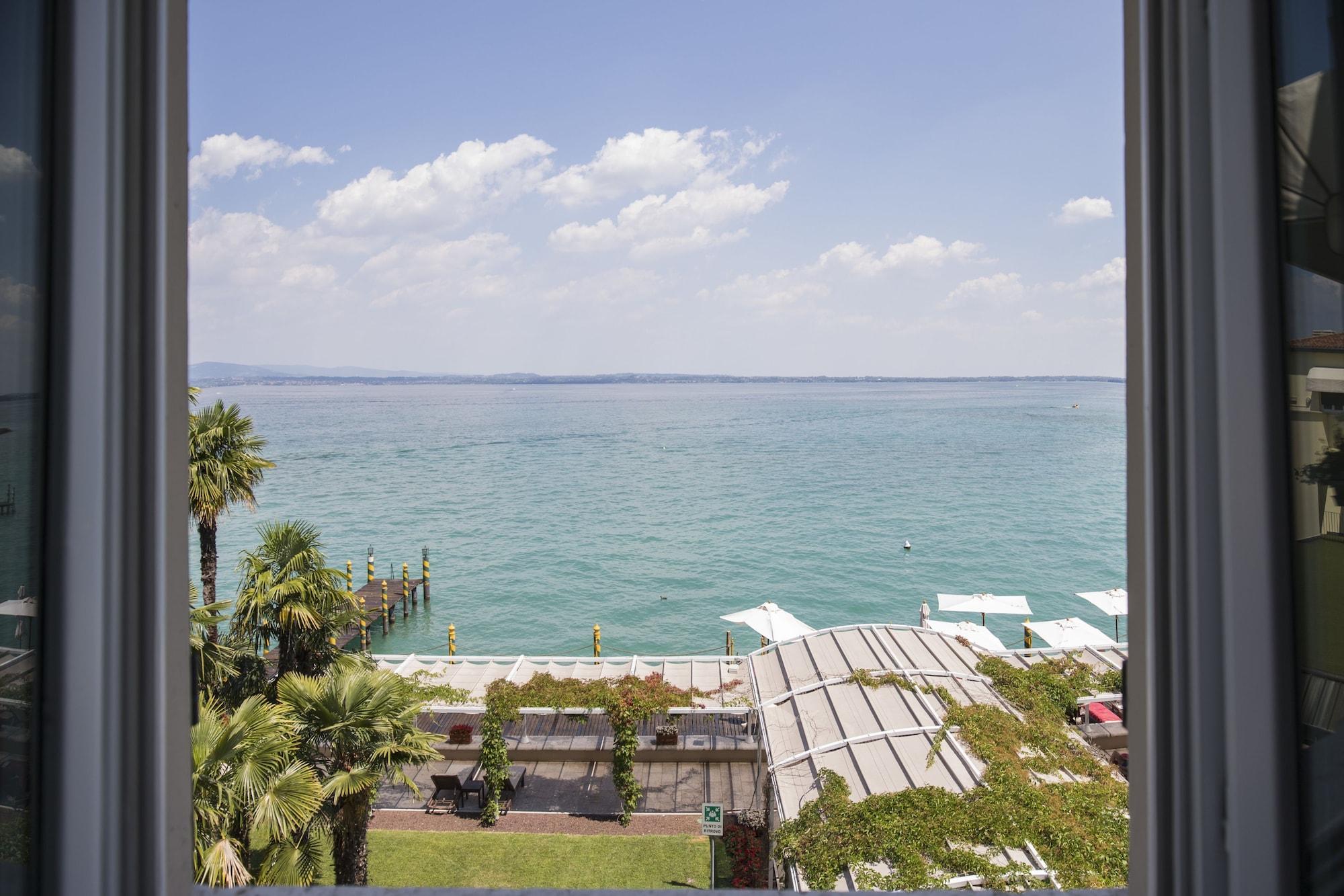 泰尔梅大酒店 西尔米奥奈 外观 照片 View of the Mediterranean Sea from the window of a hotel room