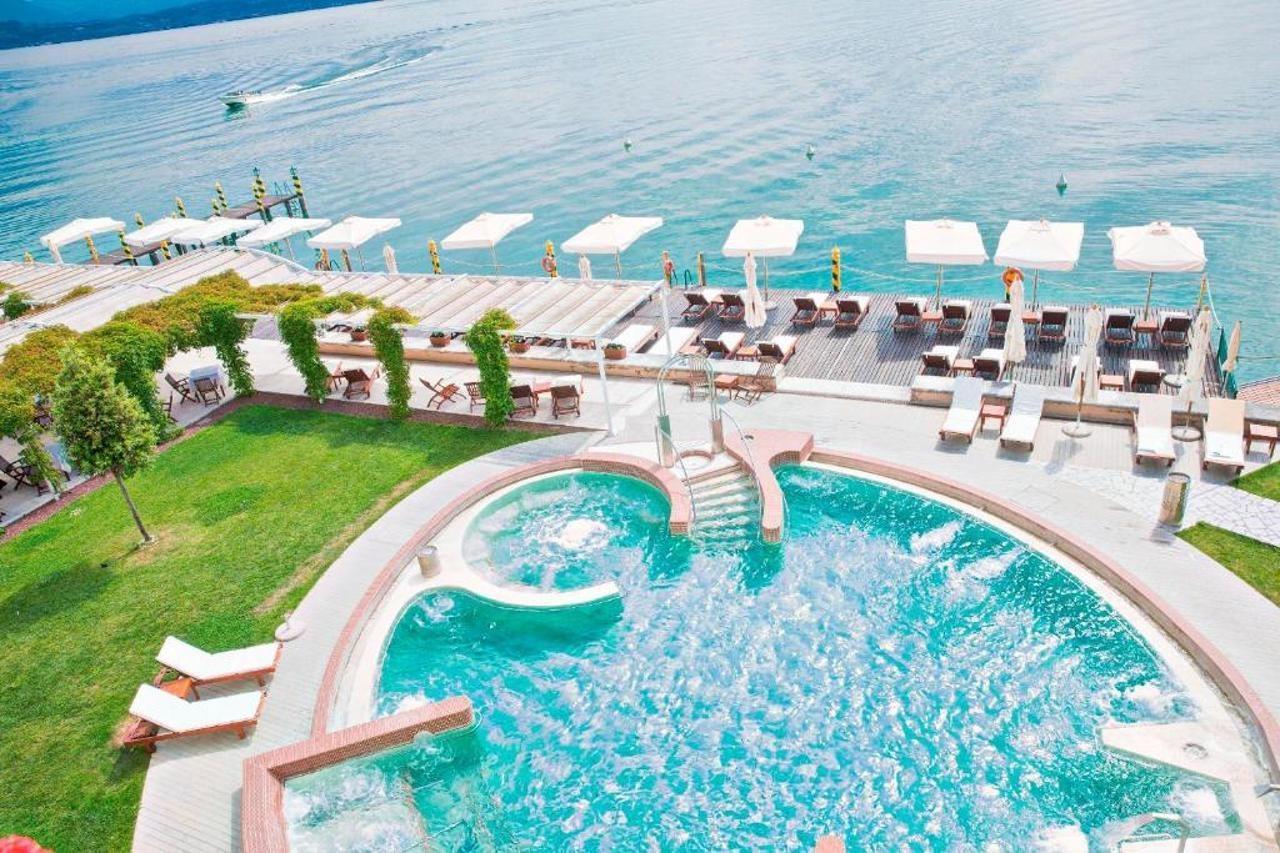 泰尔梅大酒店 西尔米奥奈 外观 照片 The swimming pool at the hotel