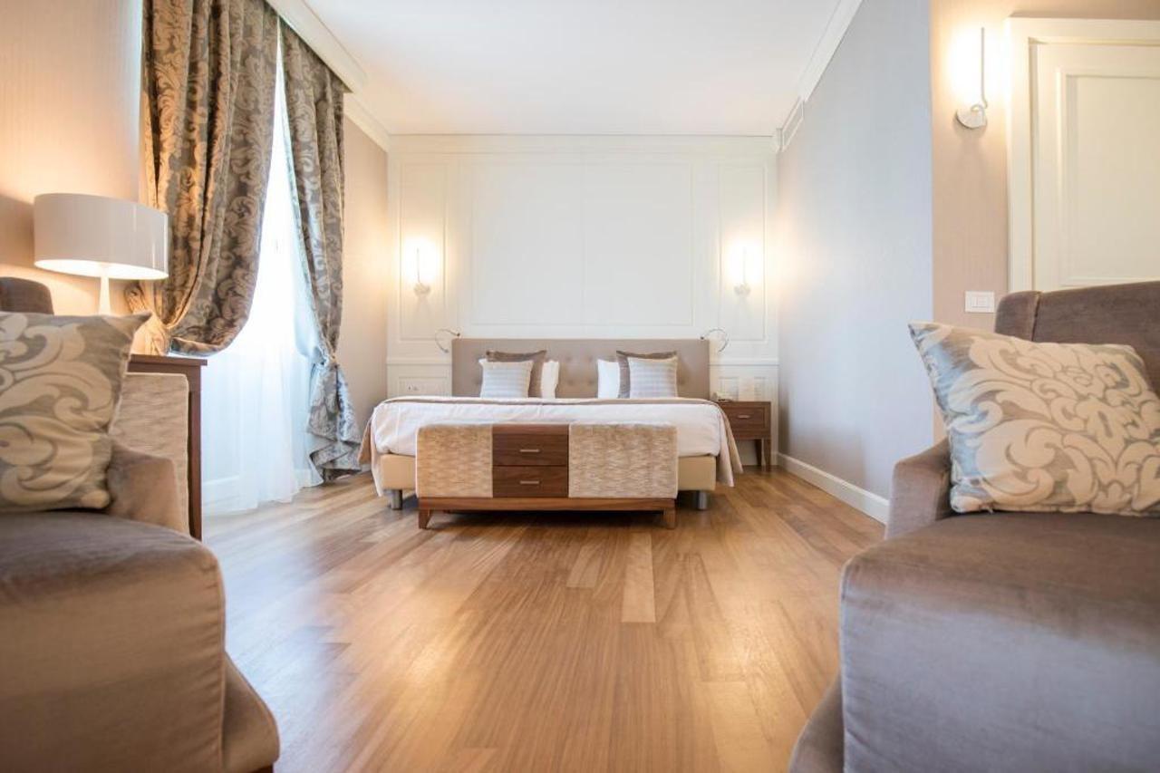 泰尔梅大酒店 西尔米奥奈 外观 照片 A room at the hotel