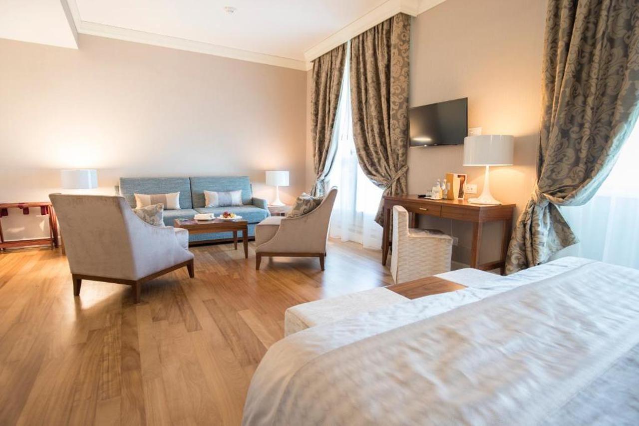 泰尔梅大酒店 西尔米奥奈 外观 照片 A room at the hotel