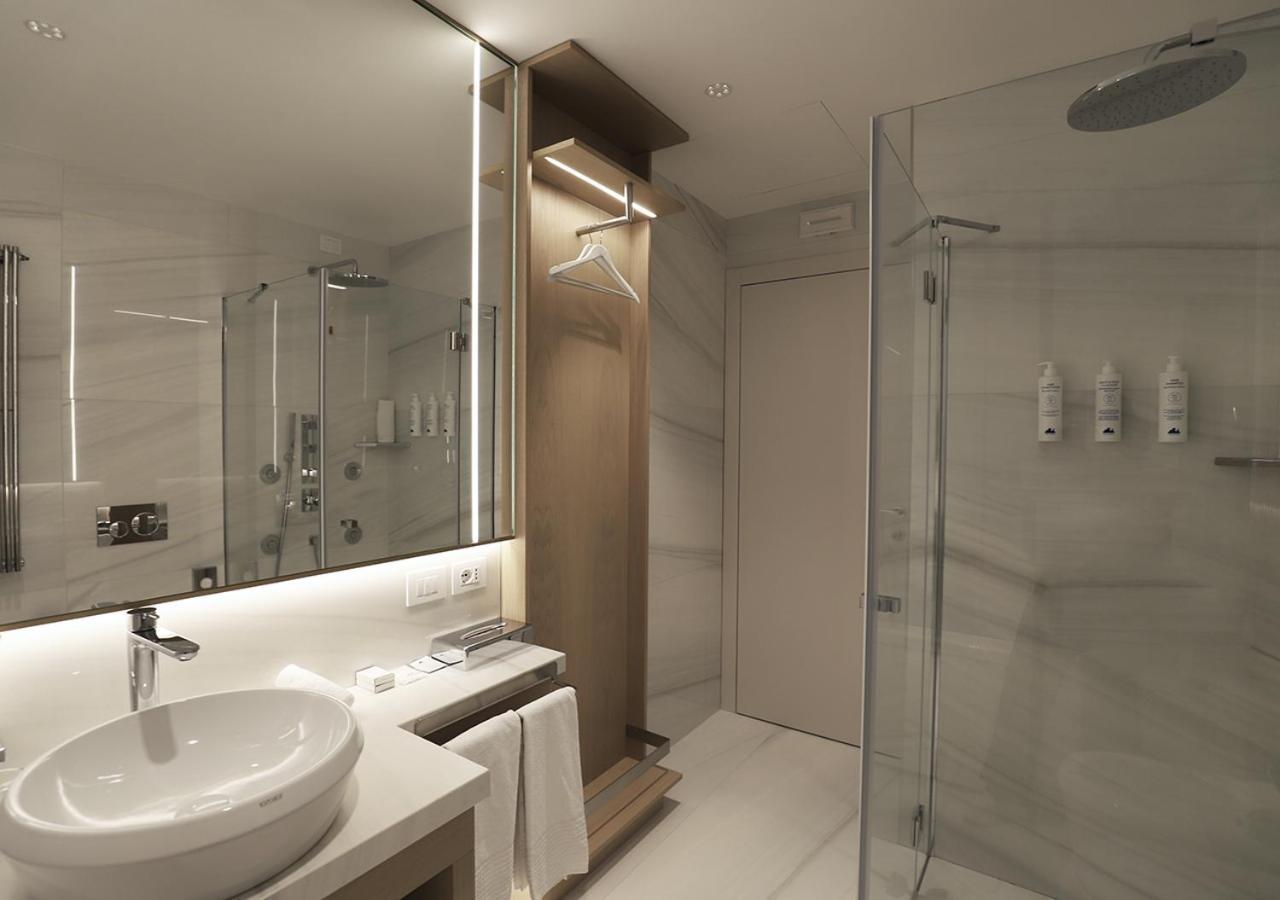 泰尔梅大酒店 西尔米奥奈 外观 照片 Bathroom