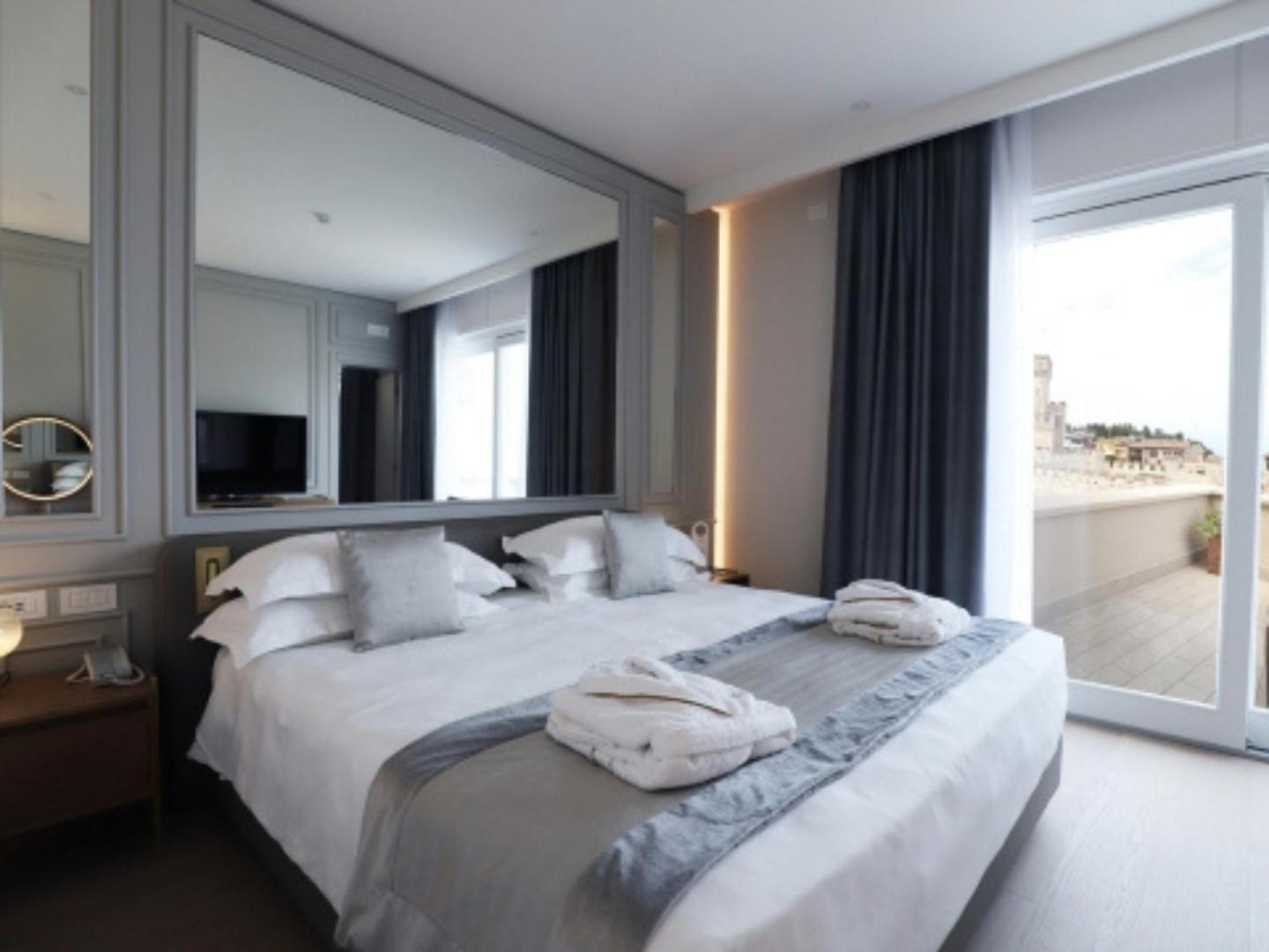 泰尔梅大酒店 西尔米奥奈 外观 照片 A bedroom at the hotel