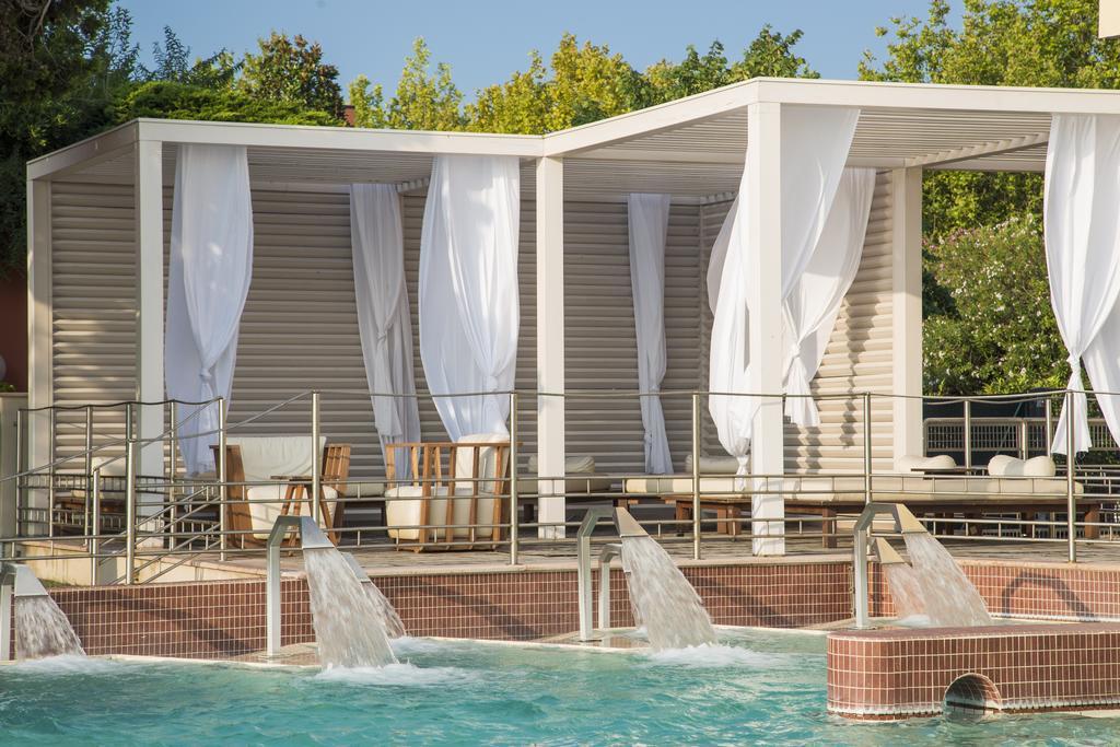 泰尔梅大酒店 西尔米奥奈 外观 照片 Cabana at the pool