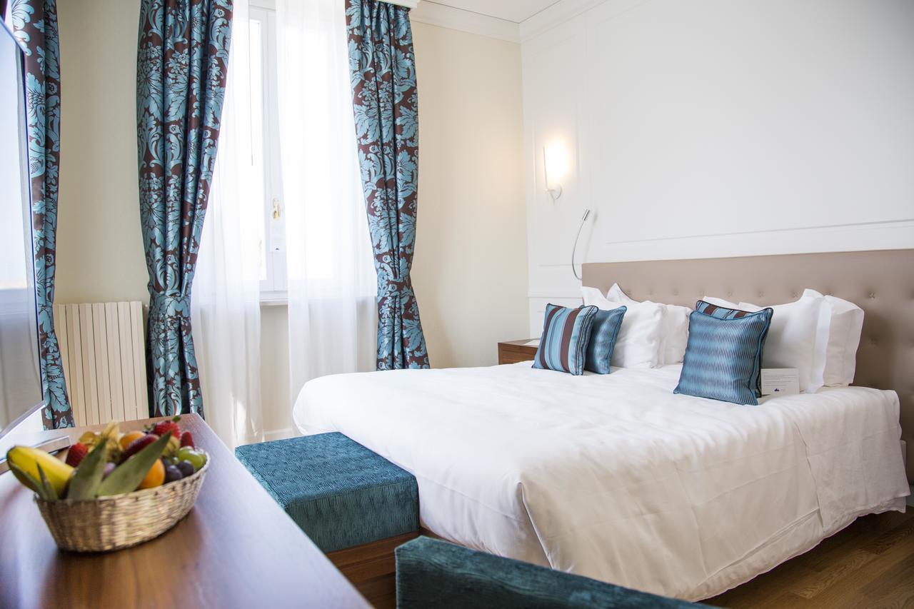 泰尔梅大酒店 西尔米奥奈 外观 照片 A room at the hotel