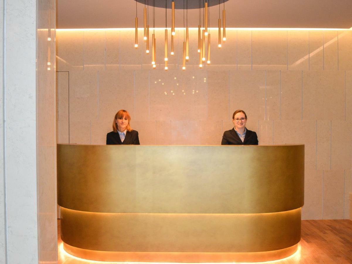 泰尔梅大酒店 西尔米奥奈 外观 照片 Reception desk at the hotel